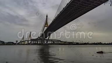 普密蓬大桥，赵夫拉亚河大桥晚上开许多灯过船派送信员穿过赵夫拉亚